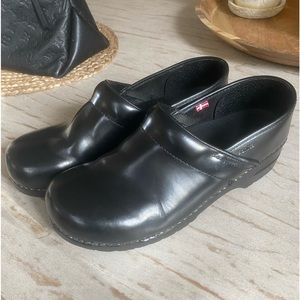 Brand New men’s Sanita Original Danish Clogs! Never worn! Black leather SZ45